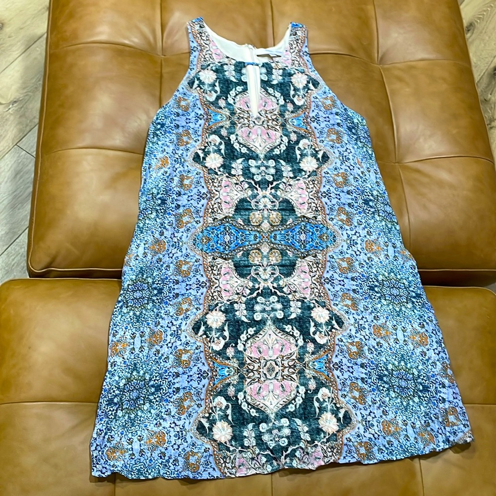 Silk flirty dress with keyhole on chest.